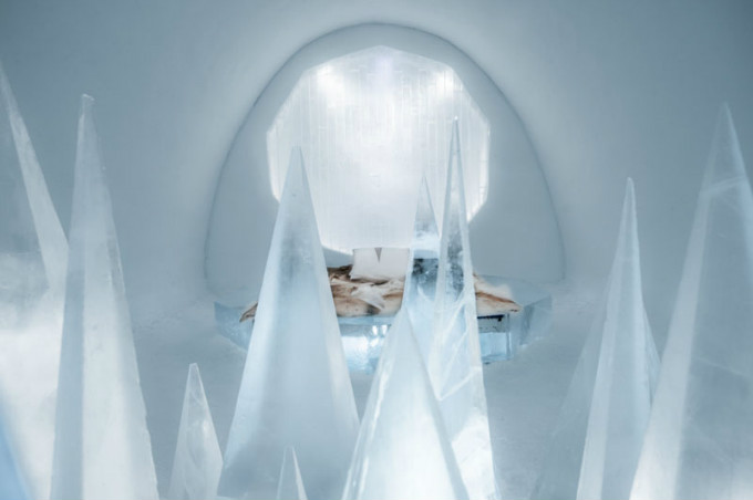 ice-hotel-art-suites-ice-carving-sculpture-191217-1221-15.jpg